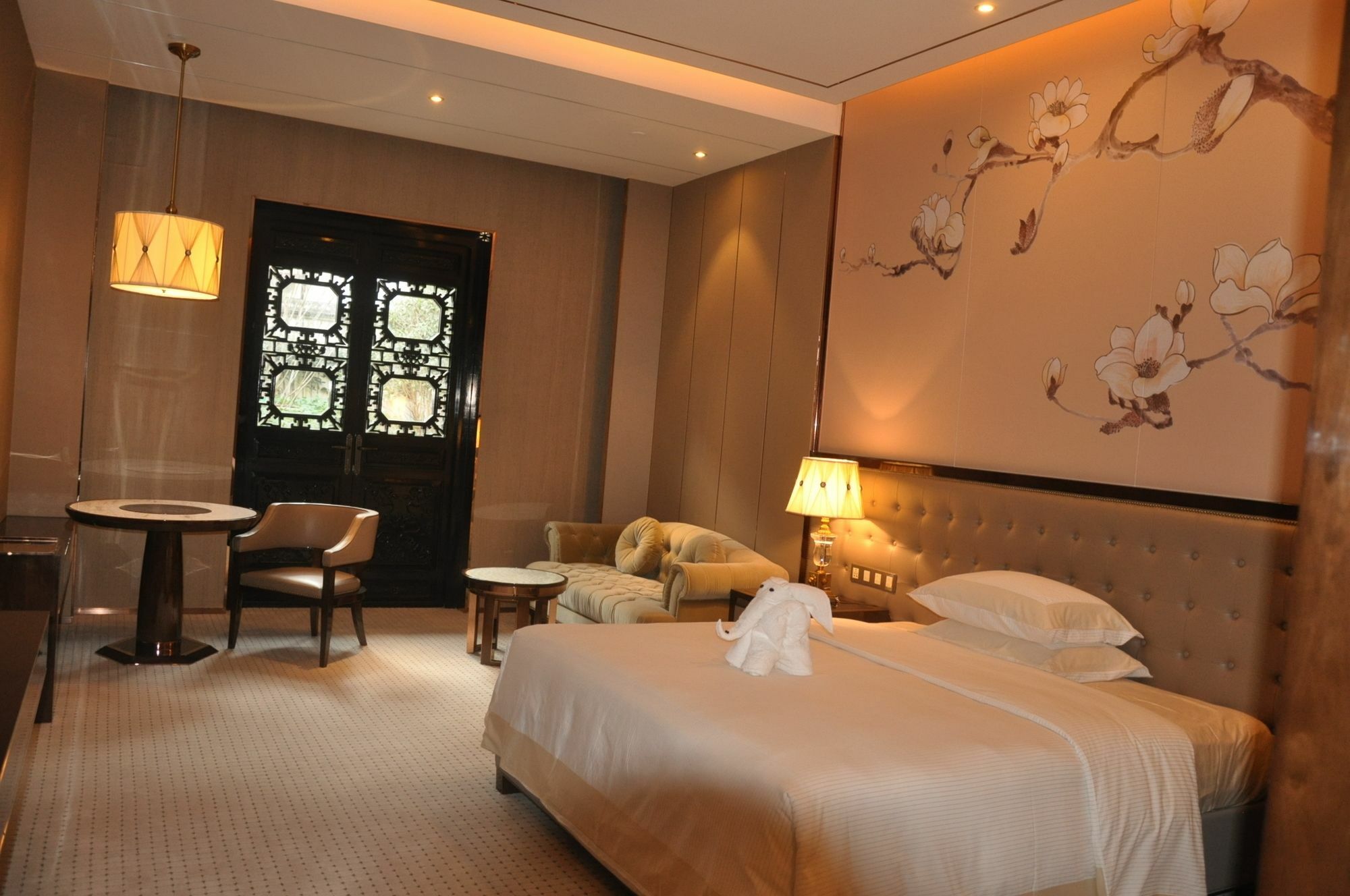 Royal Garden Hotel Shanghai-Free Shuttle To And From Disney & Pvg & Close Metro Line2 Easy To Sha New Expo Экстерьер фото
